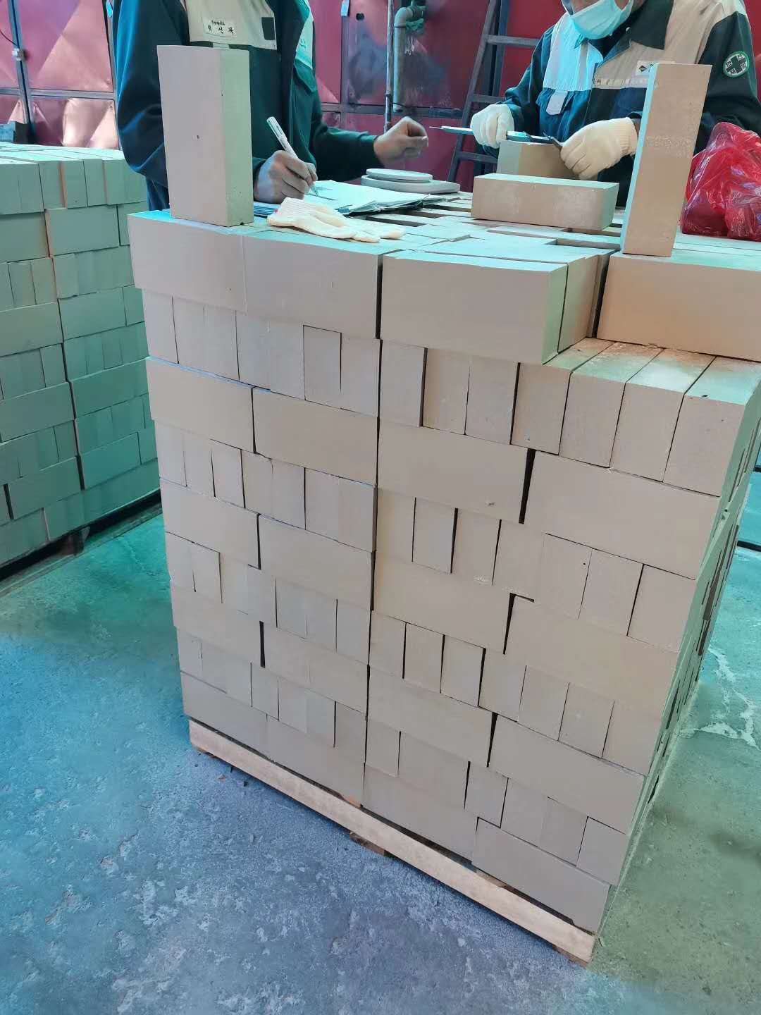 65厚耐酸磚今年處于一直是缺貨狀態(tài)，而且價(jià)格高，那么為什么會(huì)出現(xiàn)這種情況